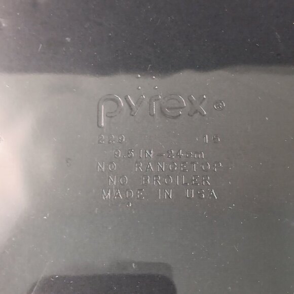 Vintage Pyrex #229 Glass Deep Dish Pie Dish Ovenware 9.5in Ribbed Edge USA - Picture 2 of 10